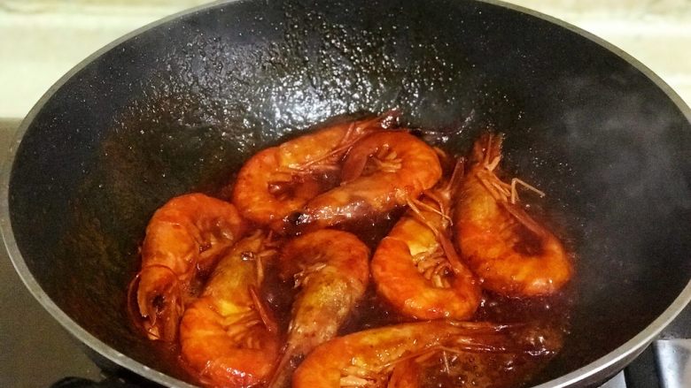 浅湘食光&油焖虾,加适量水，大火烧开，转小火盖锅盖焖1-2分钟，开盖大火收汁，至汁变稠，大虾上色