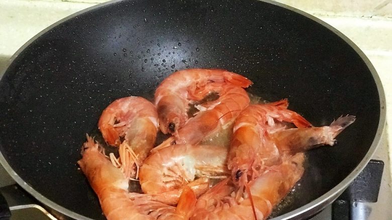 浅湘食光&油焖虾,大虾倒入锅中煎至两面变红