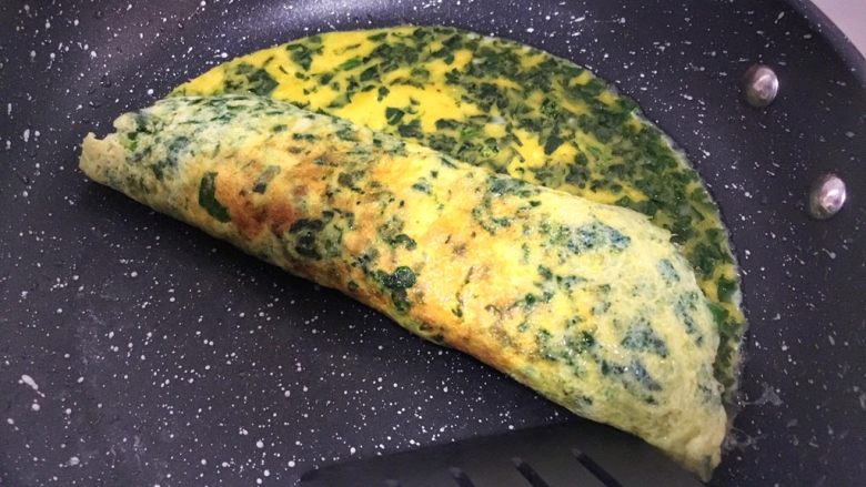 宝宝辅食12M➕菠菜秋葵厚蛋烧,慢慢地卷起来,卷好后再焖十几秒即可出锅,切成小块即可