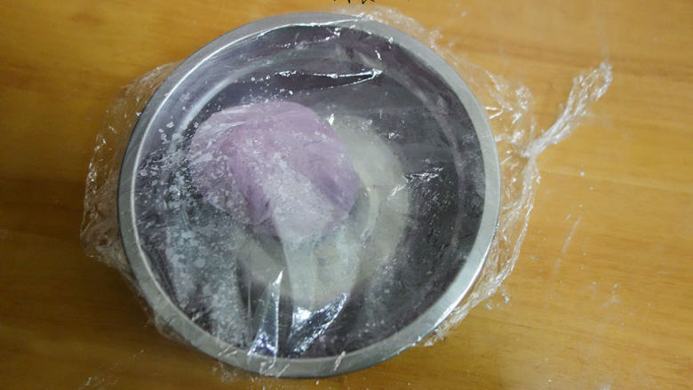 双色磨牙棒,揉成不沾手的面团,包上保鲜膜,以免表面干燥,松弛十五分钟 这样面团就更听话