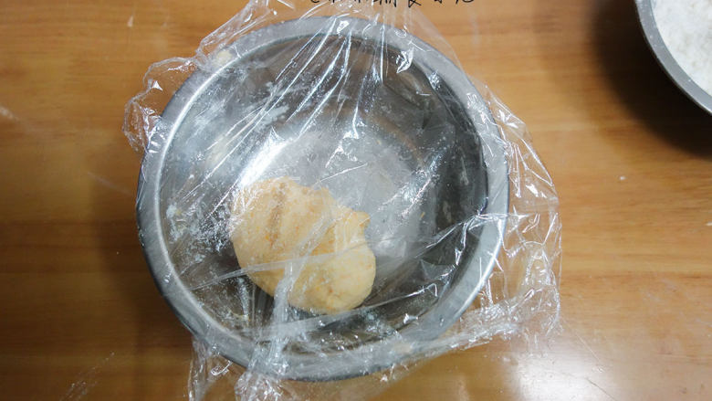 双色磨牙棒,同样南瓜也揉成面团松弛备用