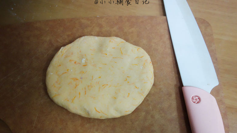 双色磨牙棒,取一块面团擀 成0.5厘米左右的面饼