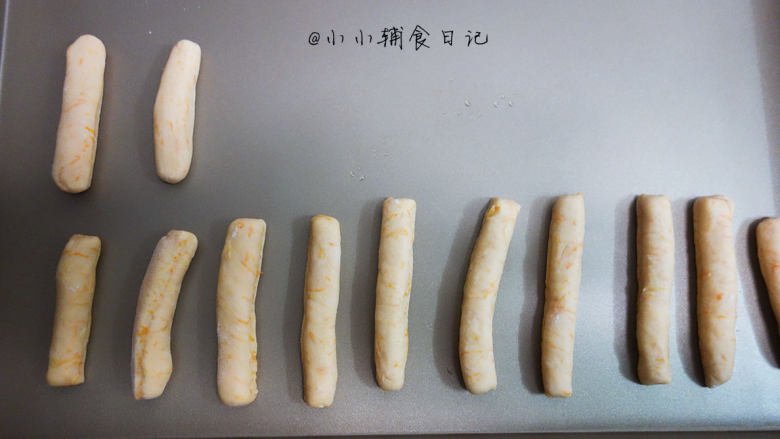 双色磨牙棒,刀切成这样的条,把两端用手捏一捏圆以免伤到孩子的嘴巴