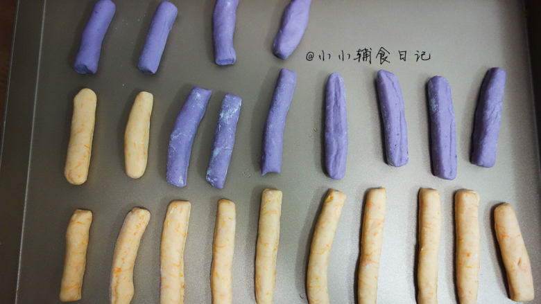 双色磨牙棒,把磨牙棒放在烤盘上,如果是普通烤盘需要放油纸,不然会很难取下来