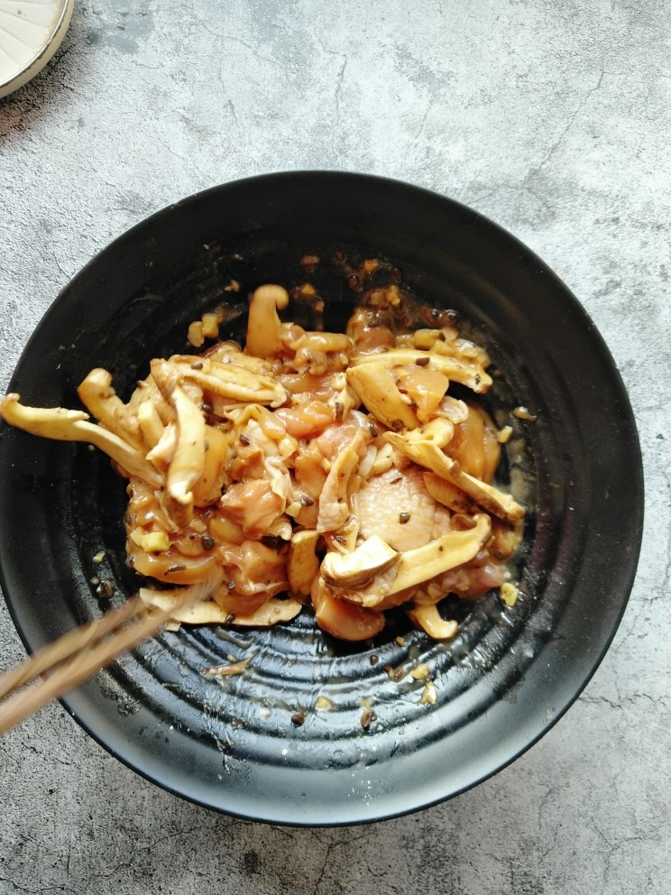 豉汁蒸滑鸡,搅拌均匀。