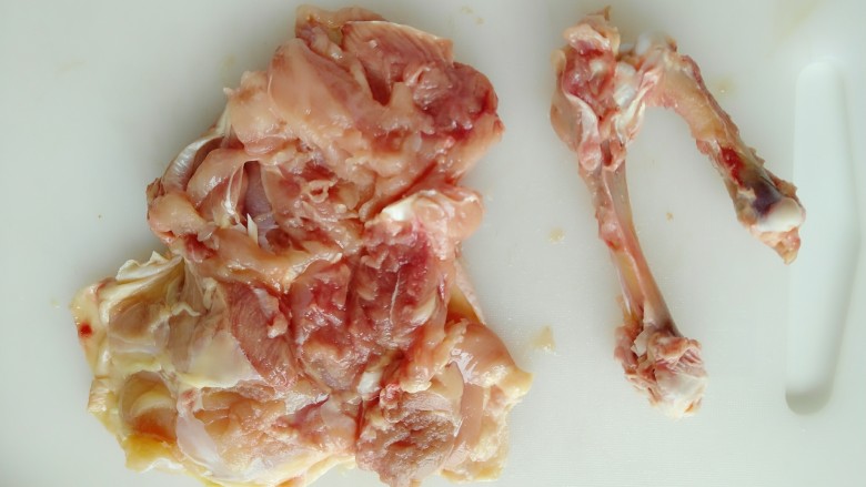 豉汁蒸滑鸡,骨肉分离,洗净沥干水份。