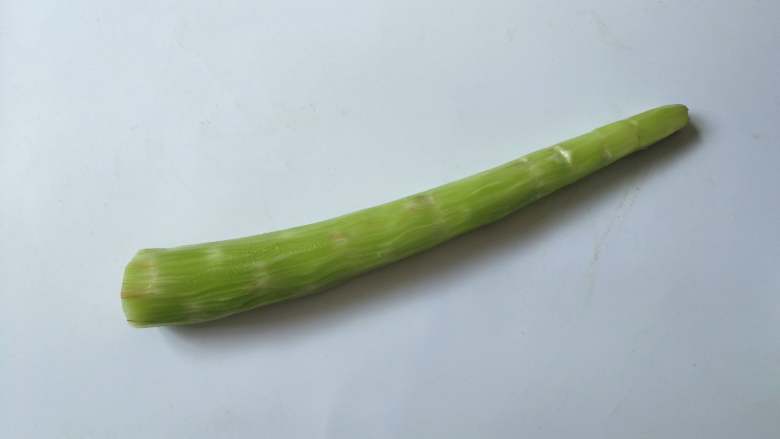 凉拌莴笋,<a style='color:red;display:inline-block;' href='/shicai/ 124'>莴笋</a>洗干净,刮去外皮