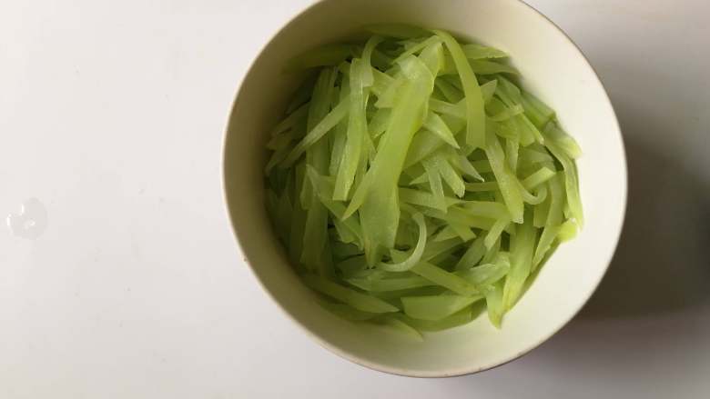 凉拌莴笋,捞出沥干水份,放入碗里待用