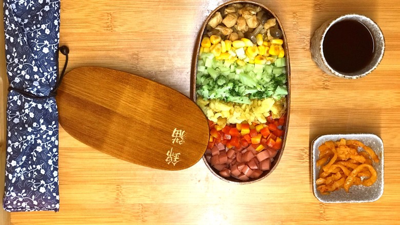 锦猫🌈彩虹便当,最后,配上下饭的可口榨菜和凉茶