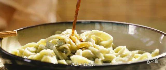 【夏至·甘菊冷淘】,锅中烧水,水开后煮面,待熟,入冰水浸漂,拌上香油,再浇上心仪料汁即可