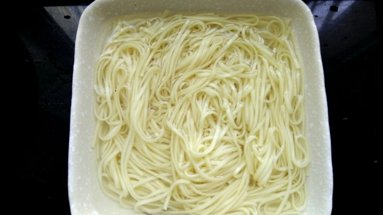 小白菜酱油炒面,捞出放入冷水中,以免粘连
