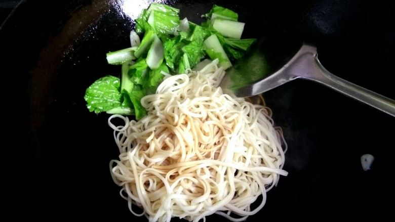 小白菜酱油炒面,加入两勺<a style='color:red;display:inline-block;' href='/shicai/ 788'>生抽</a>,一勺醋(如果口重,可以加点盐,或者来点老抽)