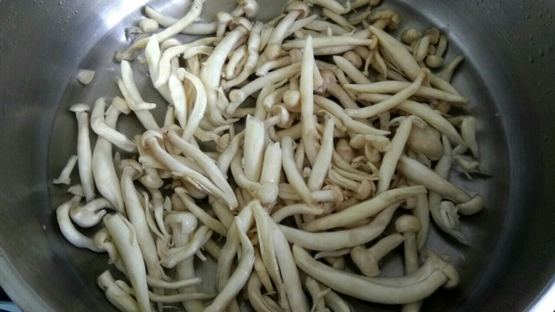 凉拌蟹味菇,锅中放入适量清水,放入蟹味菇烧开