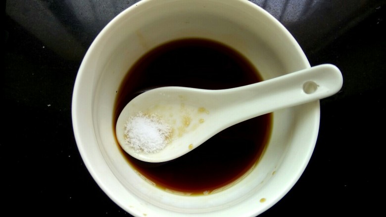 凉拌蟹味菇,放入适量盐,调匀