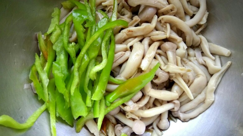 凉拌蟹味菇,放入尖椒,把小碗中的调料调匀放入盆中