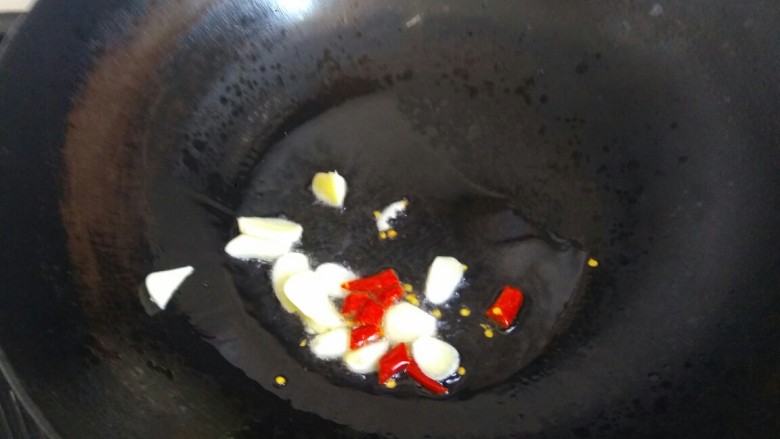 凉拌蟹味菇,锅中放入适量<a style='color:red;display:inline-block;' href='/shicai/ 857'>植物油</a>,烧至冒烟,关火,放入红辣椒和蒜片