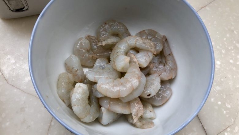 酸爽开胃小清新➕泡椒藕带炒虾仁,抓匀腌制一会,虾仁会出水,先来准备其他配菜
