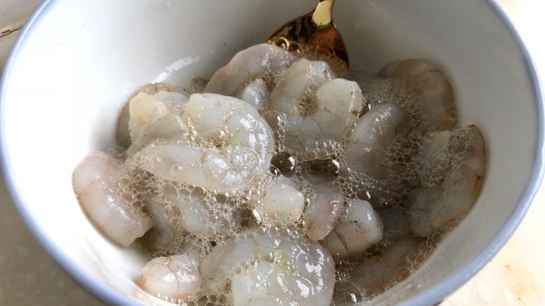 酸爽开胃小清新➕泡椒藕带炒虾仁,按照一个方向,搅拌上劲后静止五到十分钟