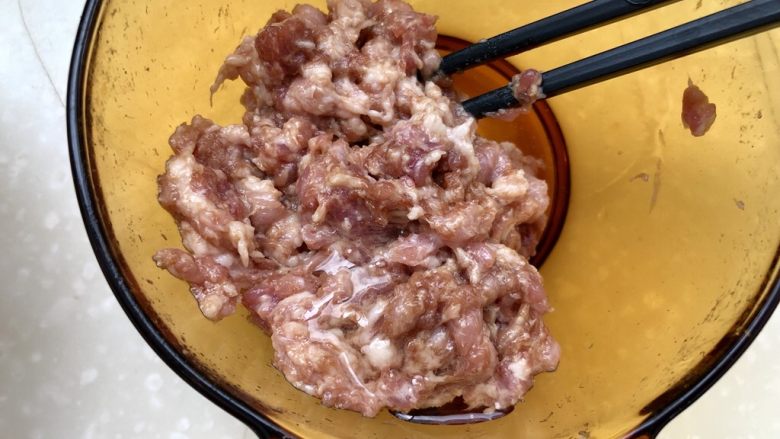 超鲜美的“下饭菜”➕韭菜木耳炒肉末,拌匀后,加入少许食用油拌匀腌制备用