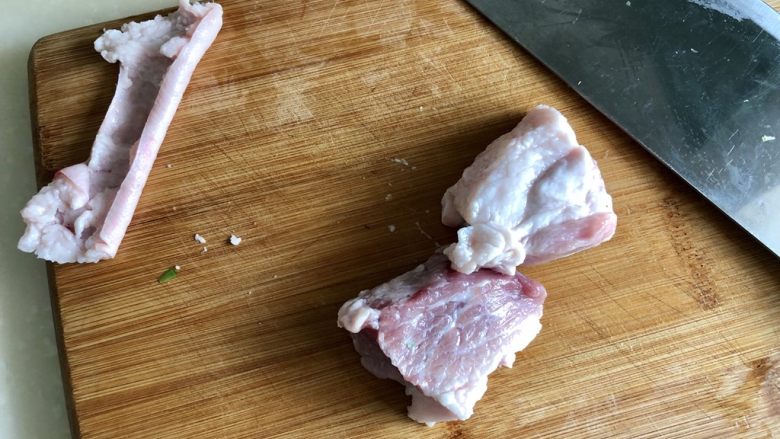 超鲜美的“下饭菜”➕韭菜木耳炒肉末,猪腿肉清洗一下,去猪皮