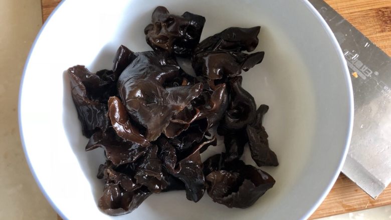 超鲜美的“下饭菜”➕韭菜木耳炒肉末,泡发好的木耳,在流动水下揉搓清洗干净