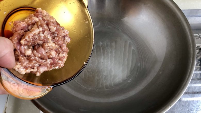 超鲜美的“下饭菜”➕韭菜木耳炒肉末,热锅后转小火,加入适量食用油,加入肉末煸炒到肉末划散出油
