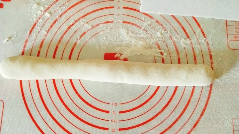 荠菜大包,揉成长条状,切成小剂子