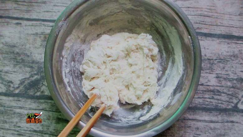 苋菜面筋汤,加入适量的水和一个面团,软硬程度不重要,备好静置半小时以上