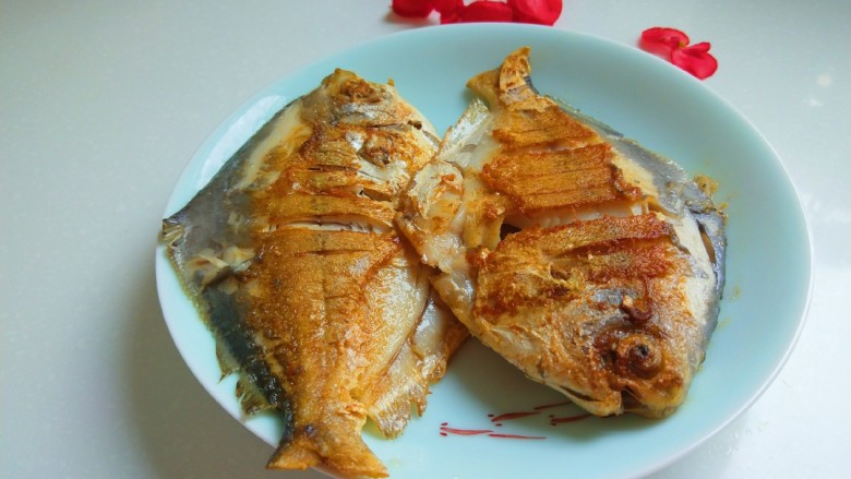 新文美食 香煎小平鱼,装盘即可食用。