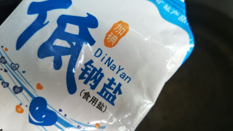自制酸豆角,锅里放入可以腌过豆角的水,加入适量的盐,咸淡自己下
