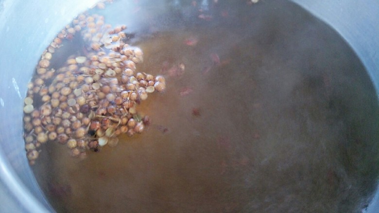 自制酸豆角,煮到滚就关火,把盐水晾凉