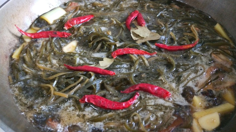 猪肉炖海带丝,加入足够的水烧开,放入干辣椒。