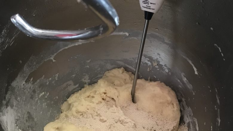 蜂蜜核桃花生包,冷藏后的面团温度在10度左右,(我这次也就用了4个多小时。)加入酵母。