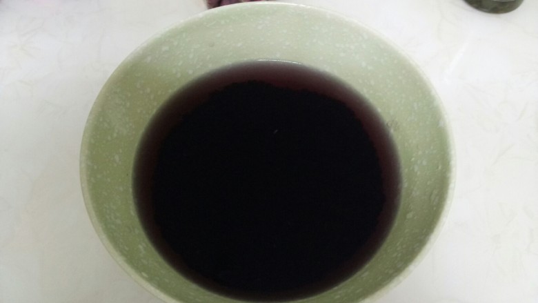 黑米馅老婆饼,加入抹过<a style='color:red;display:inline-block;' href='/shicai/ 496'>黑米</a>的水,放入冰箱冷藏室泡1晚。
