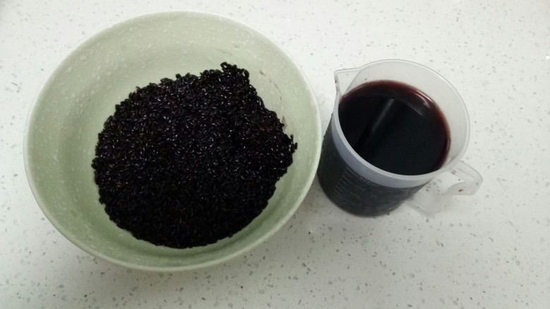 黑米馅老婆饼,倒出多余水,留1:1的水。