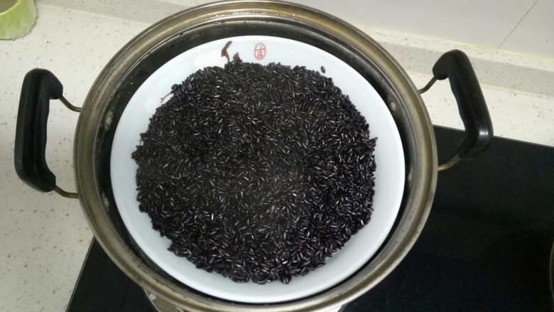 黑米馅老婆饼,蒸40分钟。