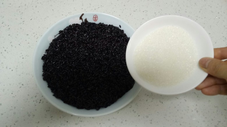 黑米馅老婆饼,加入白<a style='color:red;display:inline-block;' href='/shicai/ 10588'>糖</a>