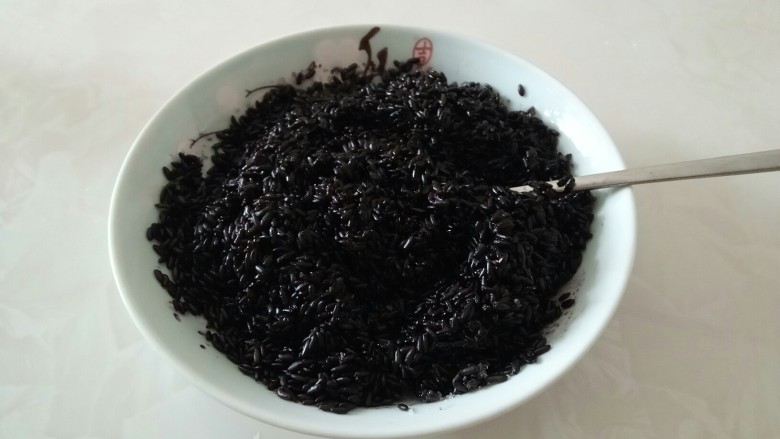 黑米馅老婆饼,搅拌均匀,一定要蒸熟,也不要太烂,要不然就不是一粒一粒的。