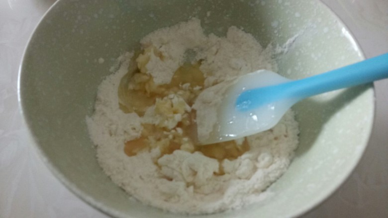 黑米馅老婆饼,所有材料倒入碗里。