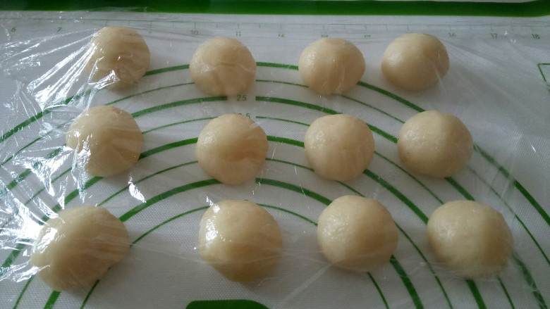 黑米馅老婆饼,活成光滑的面团,平均分12分,用保鲜膜盖着。