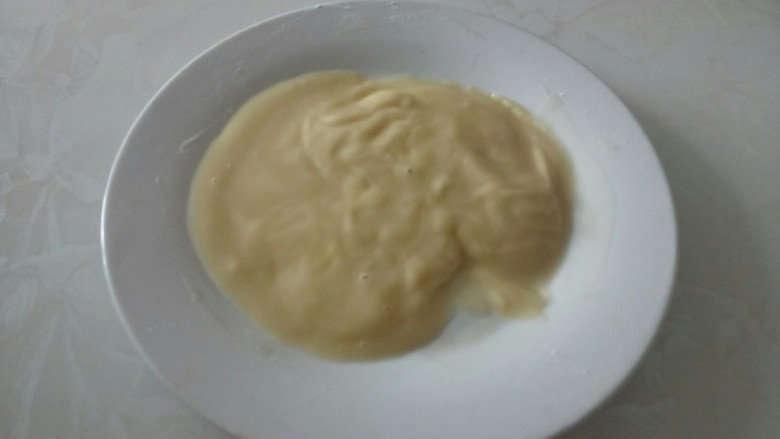 黑米馅老婆饼,将油倒入<a style='color:red;display:inline-block;' href='/shicai/ 519'>面粉</a>中,搅拌均匀,冰箱冷冻成型,平均分成12份,一个9.6克。