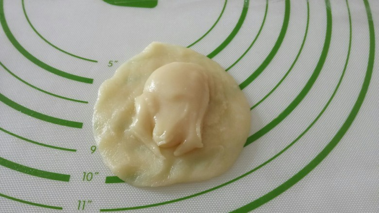 黑米馅老婆饼,取一个水油皮用手捏薄片,放入油酥,虎口收口。