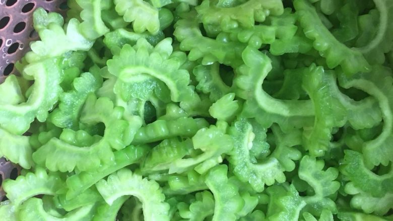 凉拌苦瓜,苦瓜飞水一会儿倒入漏筐中