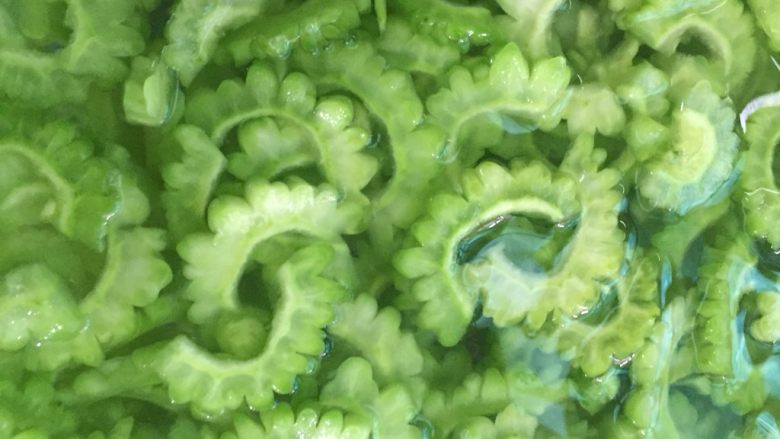 凉拌苦瓜,苦瓜用冷水冲一会儿降降温、再把苦瓜倒入冰水中浸泡