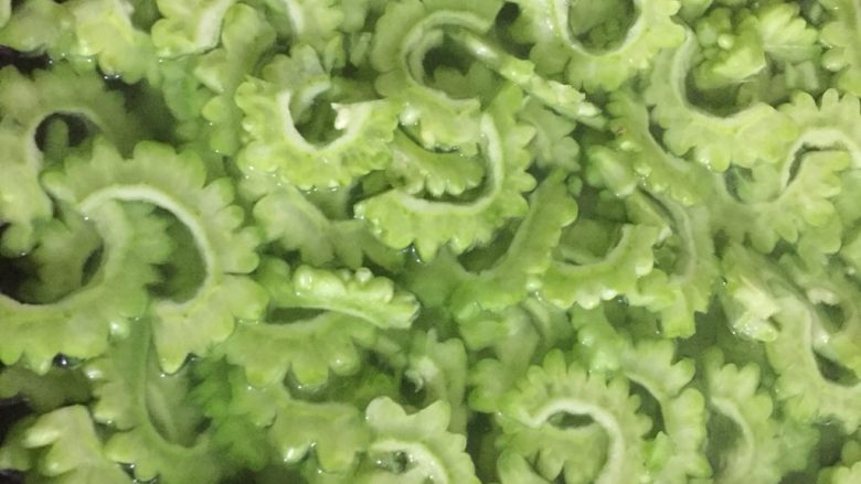 凉拌苦瓜,烧开的水把苦瓜倒入