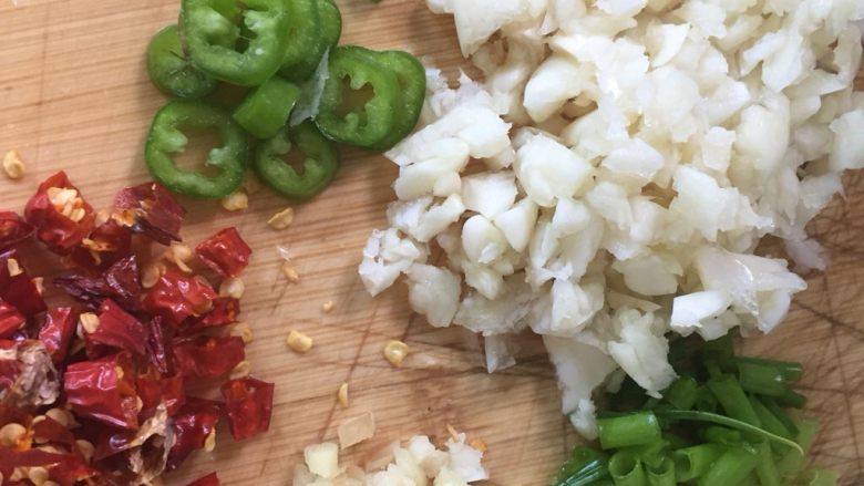 凉拌苦瓜,葱姜蒜青红椒切好备用