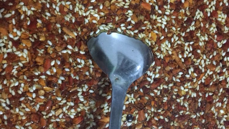 凉拌苦瓜,自制辣椒油加热中