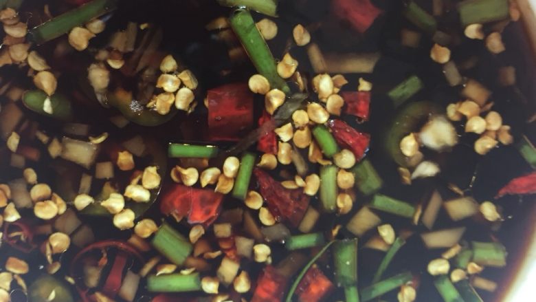 凉拌苦瓜,调个碗汁刚切好的辅料内加生抽、醋、糖、白胡椒粉、蚝油、香油拌匀