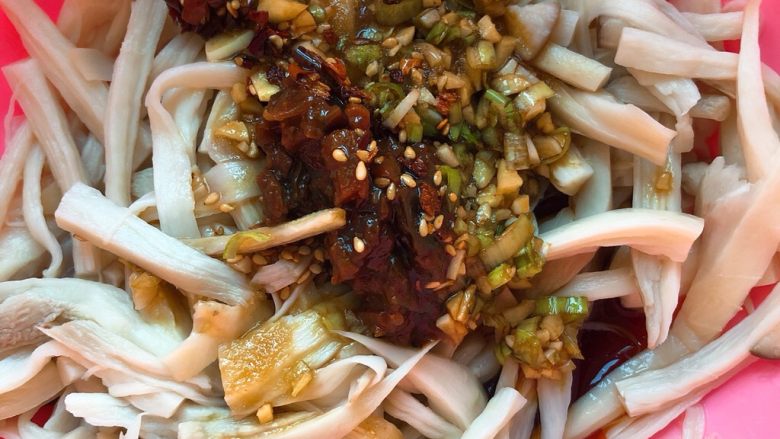 凉拌手撕杏鲍菇,将调好的汁倒入焯好的杏鲍菇丝 (杏鲍菇焯完捞出来放在凉水里过一下、不然太烫哦~)