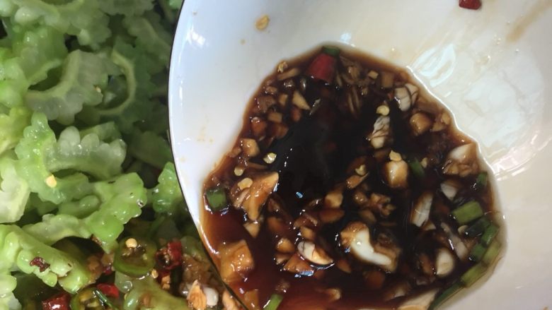 凉拌苦瓜,碗汁倒入苦瓜之中充分拌匀即可